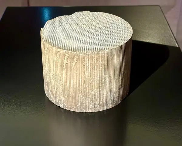 Miezul ceramic al unui catalizator auto